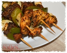 Szaszłyki z kurczakiem i pieczarkami - smaczne... łatwe do przygotowania... ładnie się prezentują;) W sam raz …na obiad …na kolację... dla gości… na imprezę… na grilla;)