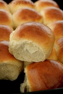 Bardzo puszyste bułeczki

Składniki na 12 - 16 bułek:

1 szklanka letniego mleka
110 g masła, roztopionego i lekko przestudzonego
1 - 2 łyżki cukru
2 jajka, lekko roztrzepane
3/...