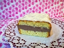 Ciasto   z  mielonymi   migdałami  i  kakaową   pianką  jogurtową  .