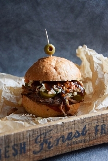 Pulled Pork Burger z surówką Coleslaw i sosem BBQ. Przepis po kliknięciu w zdjęcie.