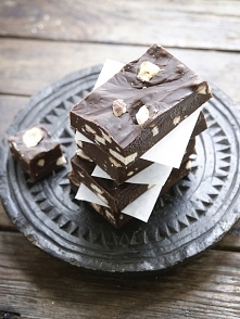 KOSTKA CZEKOLADOWA Z WANILIĄ, ORZECHAMI I NUTĄ POMARAŃCZY