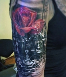 tatuaż róża i krople wody