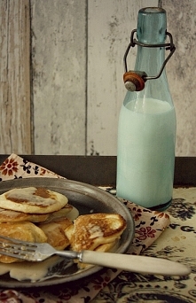 Bananowe pancakes z sosem fistaszkowym