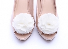 klipsy do butów - białe jedwabne kwiaty