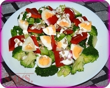 Sałatka z brokułami świetnie się spisała, gdy przyszli do nas goście - była smaczna, ładnie wyglądała na stole i szybko znikła z talerza. 
Jest doskonała na przekąskę, kolację, ...