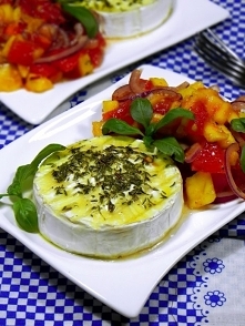 Pieczony Camembert z pomidorami i mango