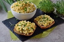 Pasta jajeczna z serem żółtym i ogórkiem