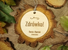 grawerowane zawieszki na butelkę - idealne do rustykalnego stylu wesela