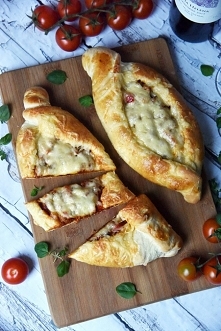 Tureckie pide z mięsem mielonym i papryką