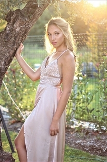 Sukienka Chloe Champagne z noshame.pl (klik w zdjęcie, by przejść do sklepu)