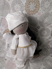 Wyjatkowy aniołek z długimi brązowymi włosami o wysokosci okolo 35 cm wypełniony wkładem antyalergicznym idealny na prezent na każdą okazje zapraszam na mojego facebooka gdzie z...