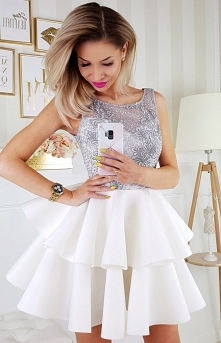 Piankowa sukienka z koronką...