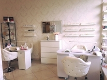 Wyposażenie salonu kosmetycznego w fotele Blink Zet - fotele posiadają ozdobne kryształki na zewnątrz oparcia. Eversun