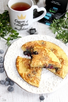 Omlet z mrożonymi jagodami i łyk aromatycznej herbaty