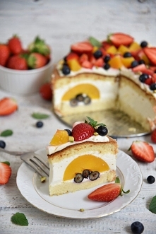 Prosty torcik z owocami lata