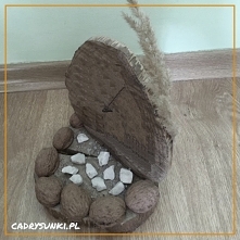 Ramka na zdjęcia wykonana z naturalnego elementu drewna łupanego ręcznie.