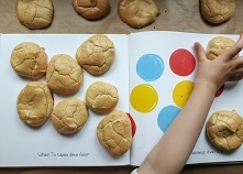 Miękkie biszkopty polecają się na deser/ spacer/ drugie śniadanie!
Składniki:

    2 jajka (rozmiar L);
    2 czubate łyżki mąki pszennej;
    1 czubata łyżka mąki ziemniaczanej...