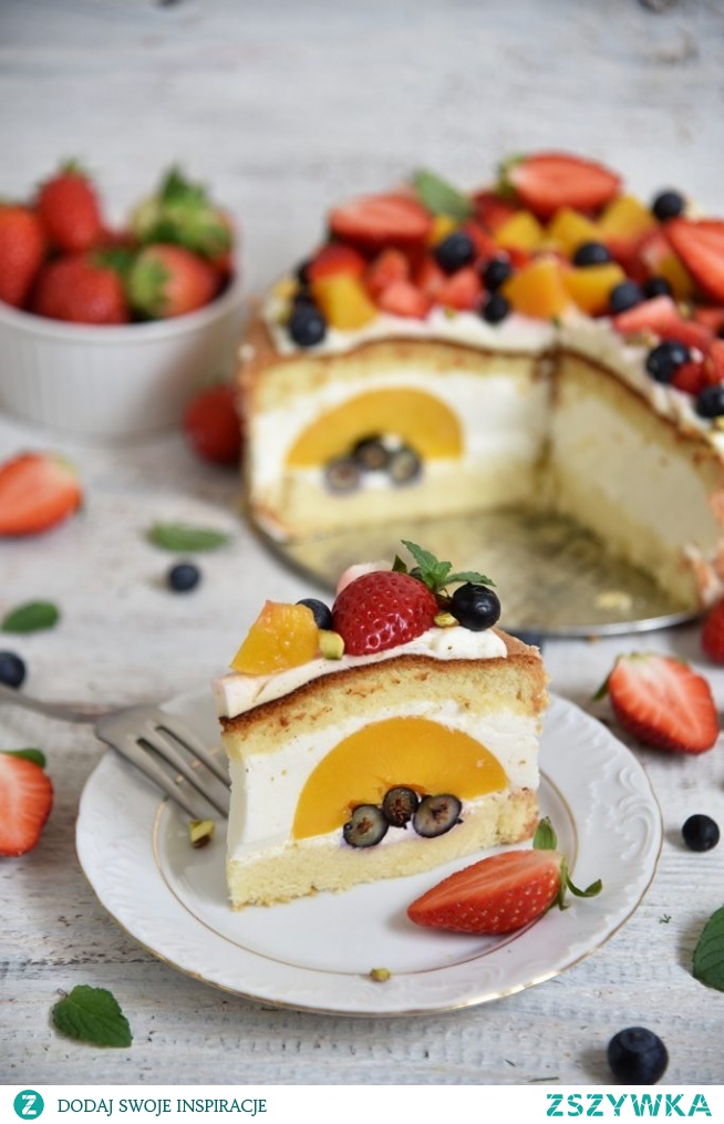 Prosty torcik z owocami lata