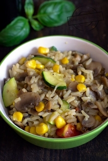 Jednogarnkowe danie z ryżem i pieczarkami