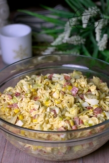 Sałatka z makaronem noodles...