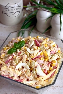 Sałatka na bazie ryżu, jajek ugotowanych na twardo, szynki, żółtego sera, ogórków konserwowych oraz świeżej, soczystej papryki.