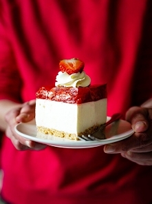 Łatwy Sernik z Truskawkami Bez Pieczenia Dla Milusińskich. Przepis po kliknięciu w zdjęcie.