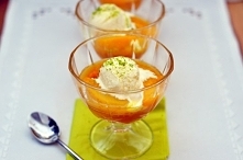 Gorące karmelizowane brzoskwinie z lodami i limonką