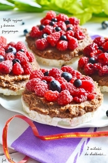 Wafle ryżowe z kremem gryczano-czekoladowym i owocami