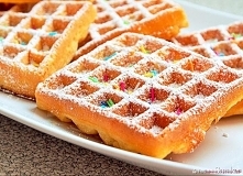 Chrupiące gofry. 
Skladniki: 
2 szklanki mąki pszennej 
1 łyżeczka proszku do pieczenia 
1 łyżka cukru 
2 szklanki mleka 
1/3 szklanki oleju 
2 żółtka 
2 białka 
Szczypta soli 
...