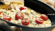 Omlet i pomidorki koktajlowe