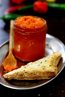 Adżika czyli pasta paprykowo-pomidorowa

 1,2 kg pomidorów
800 g papryki czerwonej
2-3 papryczki chili (w zależności od upodobań, możecie dać więcej)
0,5 kg marchewki
0,5 kg ceb...