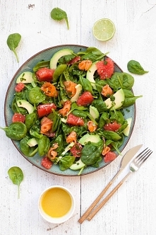 SZPINAKOWA SAŁATKA Z ŁOSOSIEM, AVOCADO I GRAPEFRUITEM