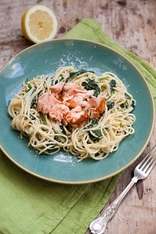 Makaron ze szpinakiem i łososiem w sosie śmietanowym