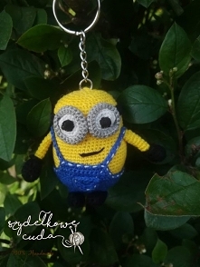 Breloczek Minionek
Wykonany na szydełku

100% bawełna.



Idealny dodatek do prezentu dla fana Minionków.

Możliwa do wykonania wersja Minionka z jednym okiem.



Wymiary:

5 cm...