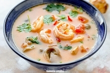 zupa tajska Tom Yum z krewetkami, kurczakiem lub tofu