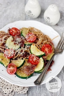 Lekki makaron z szynką parmeńską.
