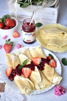 Budyniowe naleśniki z serem i dżemem wiśniowym