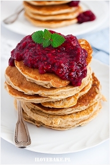 Placuszki owsiane z sosem malinowym