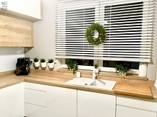 Białe żaluzje drewniane wyk...