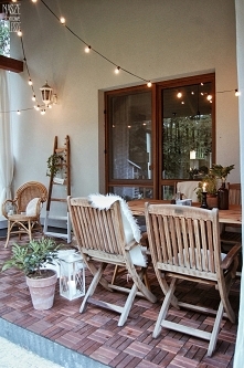 Drzwi moskitierowe w kolorze złoty dąb, pięknie wkomponowały się w ramy drzwi na tym cudownym tarasie :)

Foto: between_my_walls
Drzwi moskitierowe: nasze_domowe_pielesze