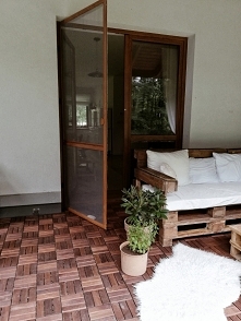 Drzwi moskitierowe w kolorze złoty dąb, pięknie wkomponowały się w ramy drzwi na tym cudownym tarasie :)

Foto: between_my_walls
Drzwi moskitierowe: nasze_domowe_pielesze