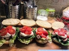 Panini: sałatka, salciccia, mozzarella, pomidorki.