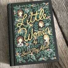 Małe Kobietki - Małe kobietki” to jedna z najpopularniejszych, uwielbianych przez kolejne pokolenia czytelniczek XIX-wiecznych powieści amerykańskich. Lektura obowiązkowa każdej...