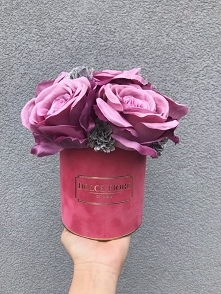 Mały flower box z ułożeniem wypukłym kwiatów