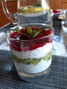 Fit deser. Jogurt z Chia,kiwi i maliny.
