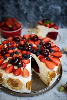 Owocowy sernik na zimno z niespodzianką w środku!