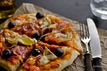 pizza z salami, karczochami, oliwkami i czerwoną cebulą