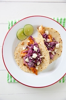 tacos z rybą i czerwoną kapustą