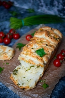 Odrywany chlebek czosnkowy