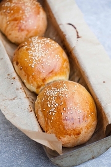 Drożdżowe bułki z serem i pieczarkami